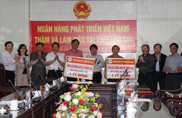  VDB  trao tiền ủng hộ 3 huyện Bắc Hà (1 tỷ đồng), Mường Khương (2 tỷ đồng), Si Ma Cai (1 tỷ đồng) khắc phục hậu quả mưa đá