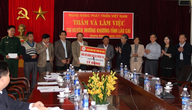 Tổng Giám đốc VDB trao tiền ủng hộ huyện Mường Khương 2  tỷ đồng