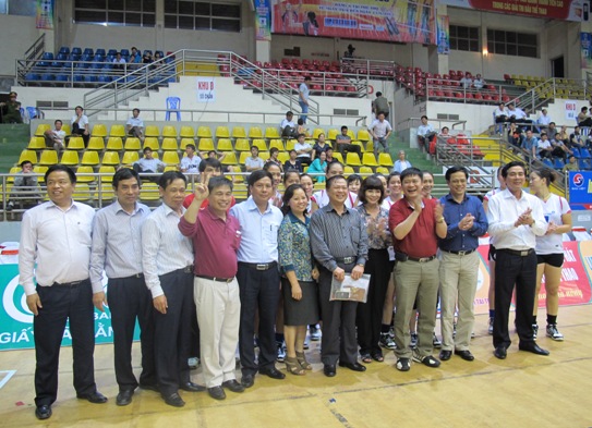 Lãnh đạo Đảng ủy Khối DNTW và VietinBank chúc mừng chiến thắng của Bóng chuyền nữ VietinBank - Ảnh: L.H