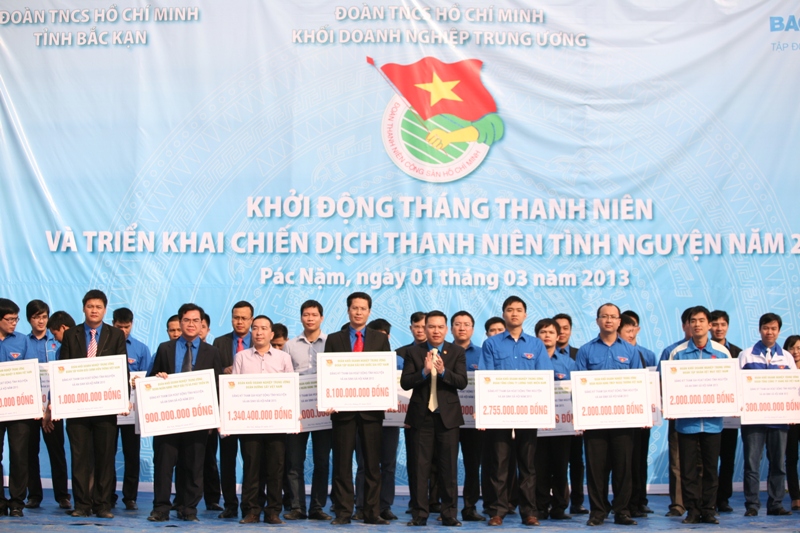 Đồng chí Hồ Xuân Trường tiếp nhận biểu trưng giá trị đăng ký thực hiện an sinh xã hội năm 2013 của các Đoàn cơ sở