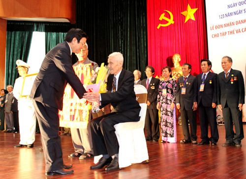Chủ tịch nước Trương Tấn Sang đã trao tặng danh hiệu Anh hùng lực lượng vũ trang nhân dân cho tập thể và cá nhân 4 chiến sĩ cách mạng nhà tù Côn Đảo