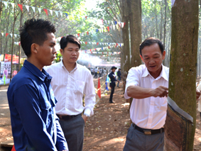 Cán bộ quản lý người Việt hướng dẫn kỹ thuật cho công nhân Lào tại Công ty CPCS Việt - Lào. Ảnh: P.L