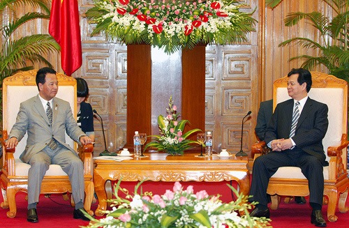 Thủ tướng Nguyễn Tấn Dũng tiếp Bộ trưởng phụ trách chính sách kinh tế tài chính Nhật Bản Amari Akira, chiều 3/5.