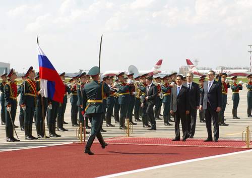 Lễ đón Thủ tướng Nguyễn Tấn Dũng và Đoàn VN tại sân bay Vnukovo 2 ở Moscow.