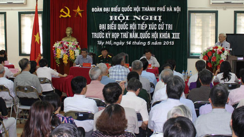 Tổng Bí thư tiếp xúc cử tri quận Tây Hồ.