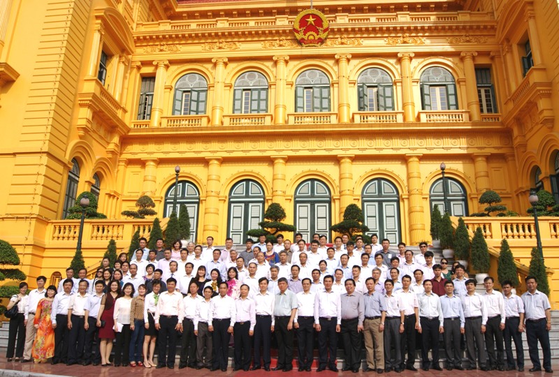 Sáng 14/5, các đại biểu dự Hội nghị đã vào Lăng viếng Bác, tham quan Bảo tàng Hồ Chí Minh và Khu di tích Phủ Chủ tịch.