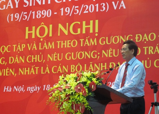 Đồng chí Trần Thanh Khê đọc Quyết định khen thưởng của Thủ tướng Chính phủ và Đảng ủy Khối cho tập thể và cá nhân