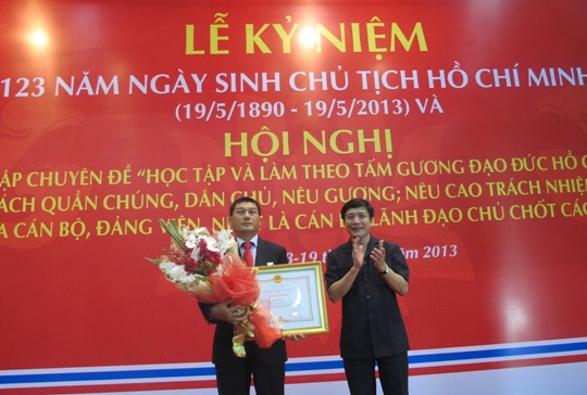Đồng chí Bùi Văn Cường - Bí thư Đảng ủy Khối trao Bằng khen của Thủ tướng Chính phủ cho đồng chí Phạm Huy Hùng