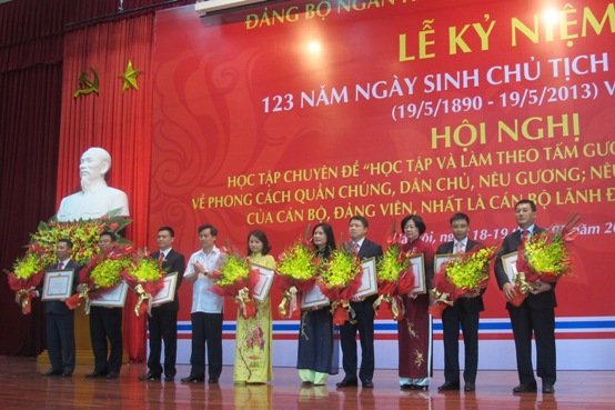 Đồng chí Nguyễn Quang Dương - Phó Bí thư Đảng ủy Khối trao Bằng khen của Đảng ủy Khối cho các tập thể và cá nhân