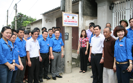 Đoàn Khối và Tỉnh đoàn Ninh Bình gắn biển công trình “Thắp sáng đường quê” tại huyện Yên Mô, tỉnh Ninh Bình