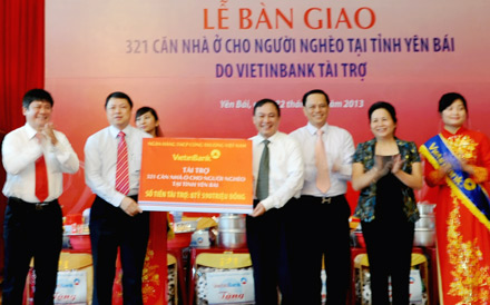 Phó Tổng giám đốc VietinBank Nguyễn Văn Du trao tài trợ cho tỉnh Yên Bái.