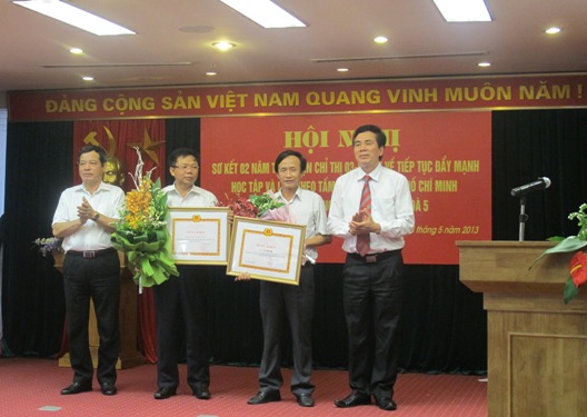 Đồng chí Trần Thanh Khê - Ủy viên Ban Thường vụ, Trưởng ban Tuyên giáo Đảng ủy Khối trao Bằng khen của Đảng ủy Khối doanh nghiệp Trung ương cho tập thể và cá nhân
