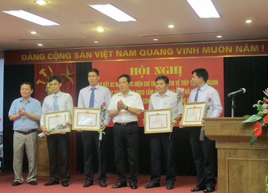 Đảng ủy Tổng Công ty Sông Đà trao Giấy khen cho các tập thể và cá nhân
