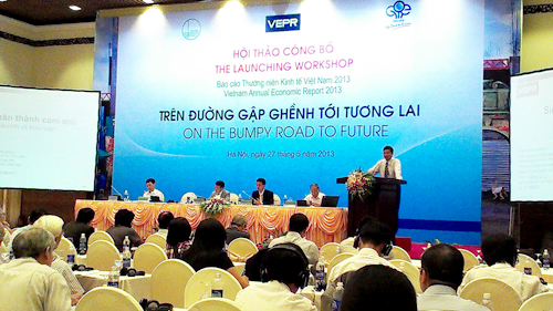 Hội thảo công bố Báo cáo Thường niên Kinh tế Việt Nam 2013: “Trên đường gập ghềnh tới tương lai”.