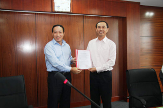 Tân Thứ trưởng Bộ GTVT Lê Đình Thọ (áo trắng, bên phải, ảnh: Tổng cục ĐBVN)