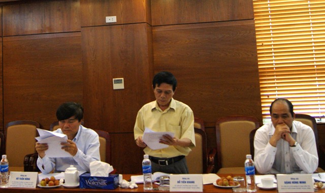 Đồng chí Đỗ Tiến Khang, Ủy viên Ban Thường vụ, Trưởng Ban Tổ chức Đảng ủy Khối trình bày Dự thảo Chương trình hành động thực hiện Nghị quyết Trung ương 4 (khóa XI).
