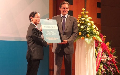 Chủ tịch ABBank Vũ Văn Tiền và đại diện cổ đông chiến lược nước ngoài tại lễ công bố phát hành cổ phần cho nhà đầu tư nước ngoài là Tổ chức Tài chính Quốc tế (IFC) và MayBank ngày 23/4/2013.