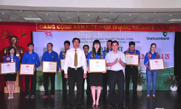 Đại diện lãnh đạo Đoàn Khối Doanh nghiệp Trung ương và Phó Bí thư Đảng ủy Vietcombank trao phần thưởng cho những thí sinh đạt giải