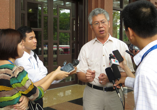 Ông Nguyễn Đức Kiên trao đổi với báo chí bên hành lang Quốc hội