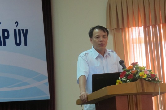 Đồng chí Lê Quang Vĩnh - Phó Chánh Văn phòng Trung ương trình bày chuyên đề chức năng, nhiệm vụ của Văn phòng cấp ủy