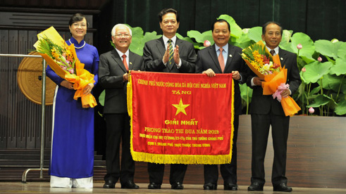 Thủ tướng Nguyễn Tấn Dũng trao tặng Cờ Thi đua của Chính phủ cho Đảng bộ, Chính quyền và nhân dân TP Hồ Chí Minh