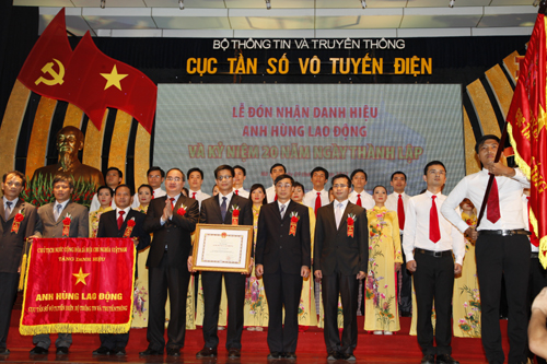 Ủy viên Bộ Chính trị, Phó Thủ tướng Chính phủ Nguyễn Thiện Nhân đã trao tặng danh hiệu Anh hùng Lao động cho lãnh đạo Cục Tần số vô tuyến điện