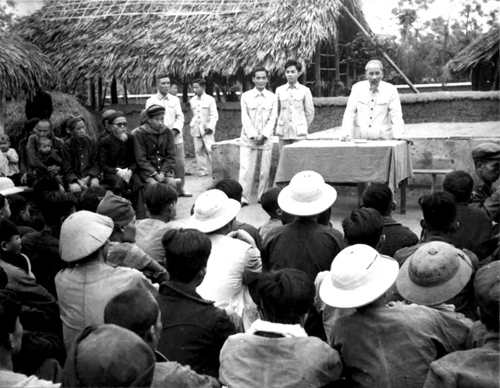 Bác Hồ nói chuyện với nông dân và xã viên Hợp tác xã nông nghiệp Lai Sơn, Vĩnh Phúc, ngày 30/3/1958