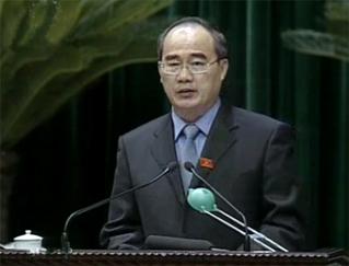 Phó Thủ tướng Nguyễn Thiện Nhân đã trình bày Báo cáo của Chính phủ về việc triển khai thực hiện Nghị quyết của Quốc hội