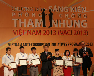 Tổng Thanh tra Chính phủ Huỳnh Phong Tranh trao giải.