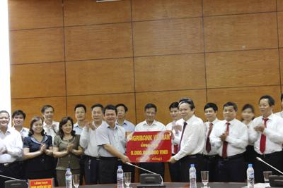 Chủ tịch Hội đồng Thành viên Agribank Nguyễn Ngọc Bảo đại diện Agribank trao 9 tỷ đồng hỗ trợ hoạt động an sinh xã hội tỉnh Lào Cai