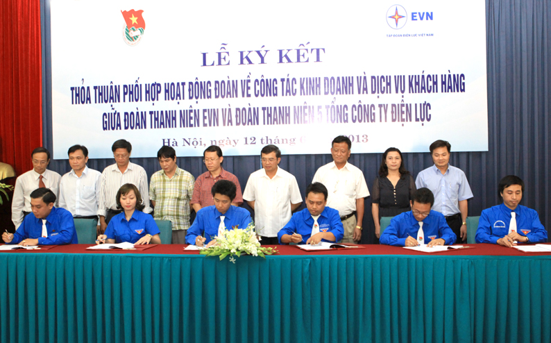 Đại diện Đoàn thanh niên EVN và Đoàn thanh niên 5 Tổng công ty Điện lực tham gia Lễ ký kết cùng chung tay thực hiện năm 