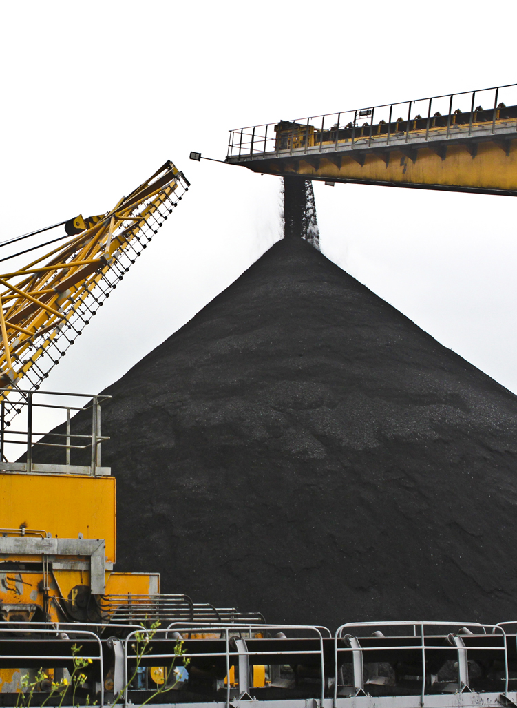 Giá than bán cho ngành Điện dự kiến sẽ tiếp tục được điều chỉnh, vì giá than xuất khẩu giảm mạnh, không thể cân đối được - Ảnh: Vũ Lam