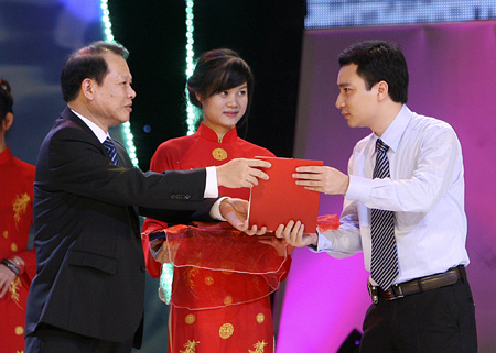 Phó Thủ tướng Vũ Văn Ninh trao giải B Giải Báo chí Quốc gia cho nhà báo Vũ Văn Tiến