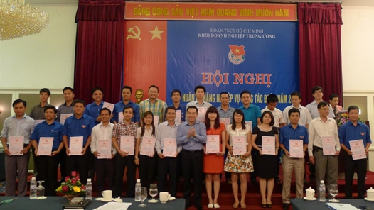 Đồng chí Hồ Xuân Trường - Bí thư Đoàn Khối trao Giấy chứng nhận cho các đồng chí đã hoàn thành chương trình tập huấn kỹ năng nghiệp vụ công tác Đoàn và phong trào thanh niên năm 2013