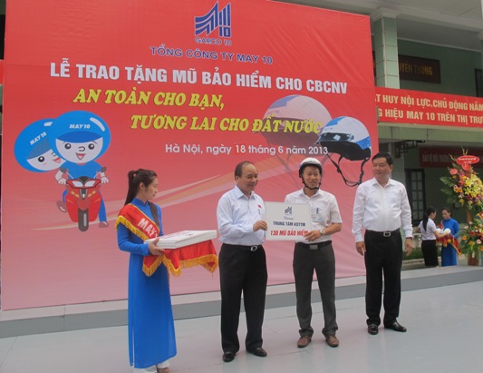 Phó Thủ tướng Nguyễn Xuân Phúc và Bộ Trưởng Bộ Giao thông Vận tải Đinh La Thăng tặng mũ cho cán bộ công nhân viên Tổng Công ty May 10