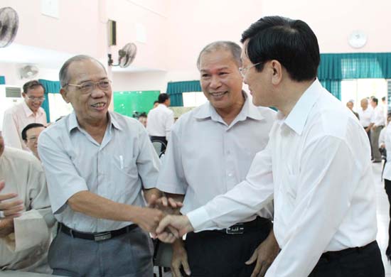 Chủ tịch nước Trương Tấn Sang tiếp xúc cử tri quận 3