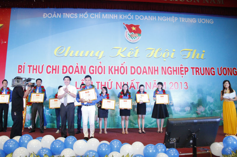 Đồng chí Bùi Văn Cường, Ủy viên dự  khuyết BCH Trung ương Đảng, Bí thư Đảng ủy Khối Doanh nghiệp Trung ương trao giải nhất cuộc thi cho thí sinh 