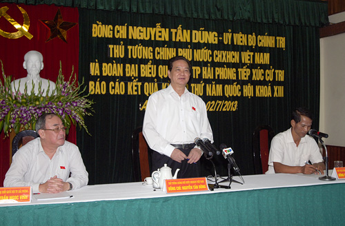 Thủ tướng Nguyễn Tấn Dũng và Đoàn đại biểu Quốc hội thành phố Hải Phòng tiếp xúc cử tri.