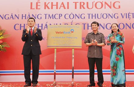 Chủ tịch HĐQT VietinBank cùng các đại biểu kéo khăn phủ biển tên CN Bắc Thăng Long