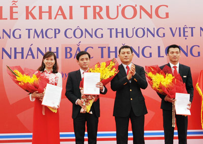 Chủ tịch HĐQT VietinBank cùng các đại biểu kéo khăn phủ biển tên CN Bắc Thăng Long