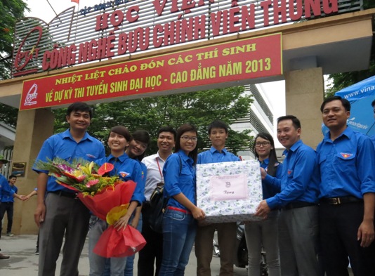 Bí thư Đoàn Khối Hồ Xuân Trường tặng quà cho các sinh viên tình nguyện của Học viện Công nghệ Bưu chính Viễn thông Việt Nam