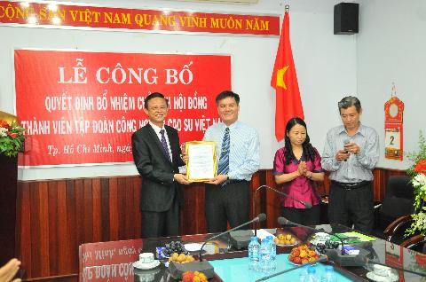 Thứ trưởng Hà Công Tuấn (trái) trao quyết định bổ nhiệm cho ông Võ Sỹ Lực, tân Chủ tịch HĐTV VRG