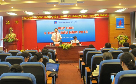 Chủ tịch HĐTV PVN Phùng Đình Thực trả lời các câu hỏi của phóng viên tại buổi họp báo