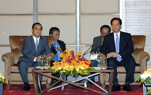hủ tướng Nguyễn Tấn Dũng và Thủ tướng Lào Thongsing Thammavong.