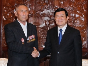Chủ tịch nước cảm ơn ông Ixa Bixennốp, cựu chuyên gia tên lửa Kazakhstan đã giúp đỡ huấn luyện bộ đội phòng không Việt Nam