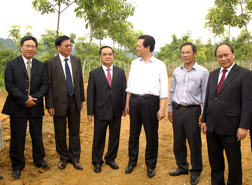 Thủ tướng Nguyễn Tấn Dũng và Thủ tướng Lào Thongsing Thammavong đã đến thăm Công ty Cổ phần Đầu tư phát triển cao su Nghệ An