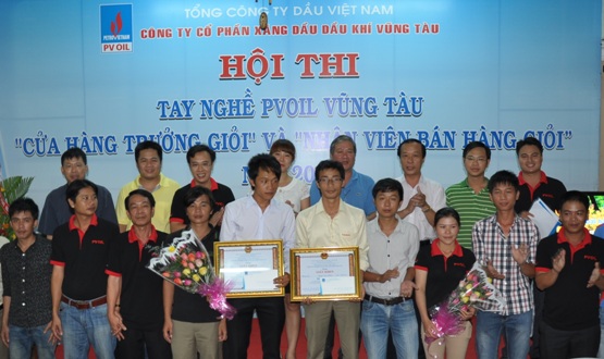 Đại diện lãnh đạo PV Oil và Đoàn Thanh niên Tập đoàn Dầu khí trao Bằng khen của Tổng Công ty cho các thí sinh đoạt giải