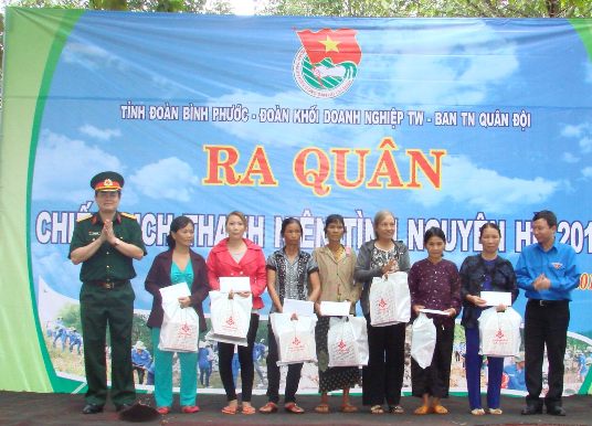 Tặng quà cho các gia đình chính sách của xã Bom Bo, huyện Bù Đăng, tỉnh Bình Phước