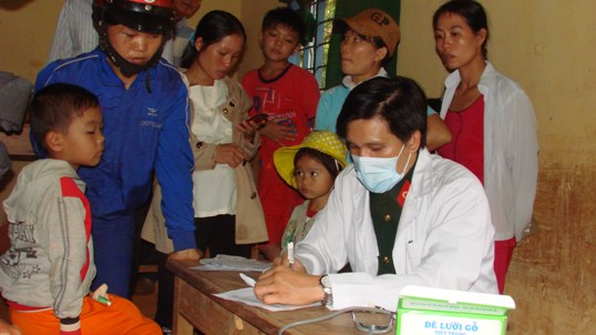 Khám bệnh phát thuốc miễn phí cho nhân dân xã Bom Bo, huyện Bù Đăng, tỉnh Bình Phước