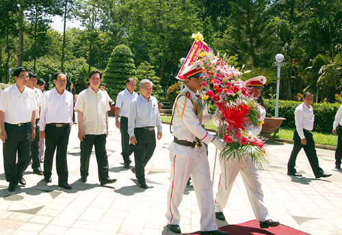Thủ tướng Nguyễn Tấn Dũng dâng hương hương, tưởng niệm Chủ tịch Tôn Đức Thắng